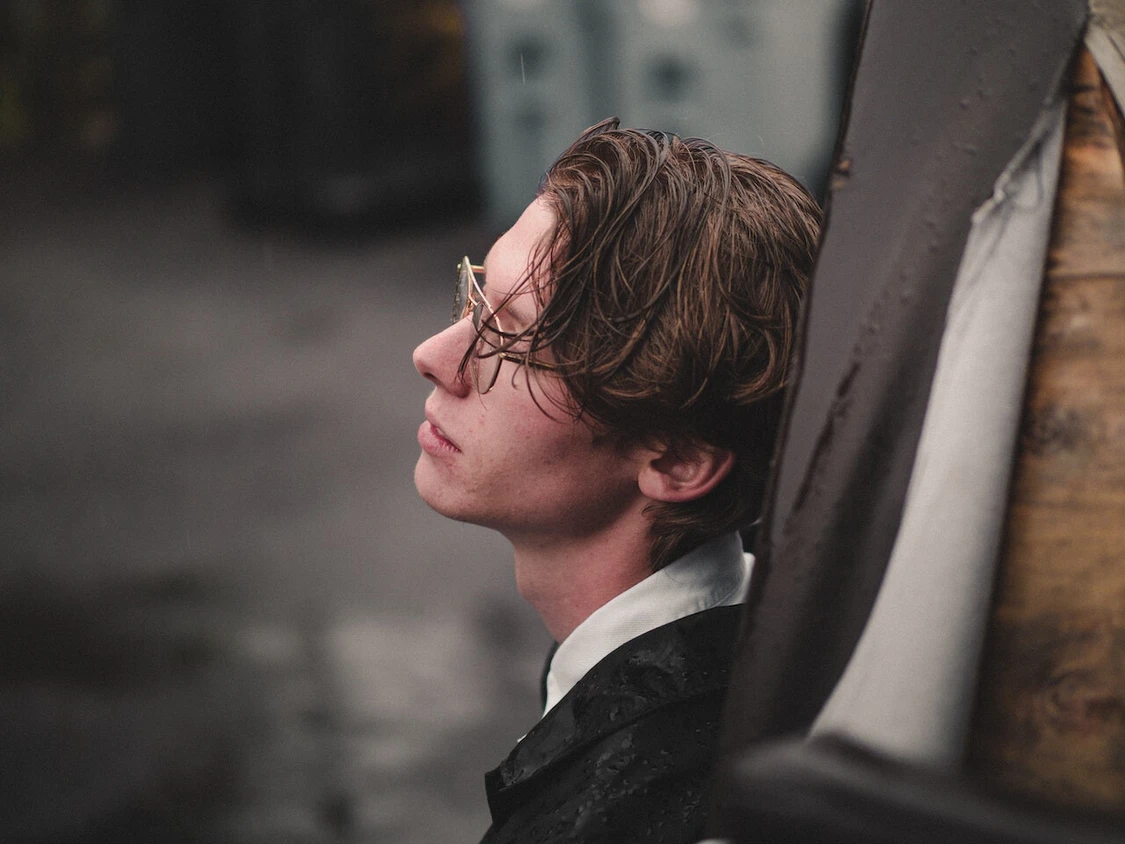 nahaufnahme von einem jungen mann der in die leere schaut