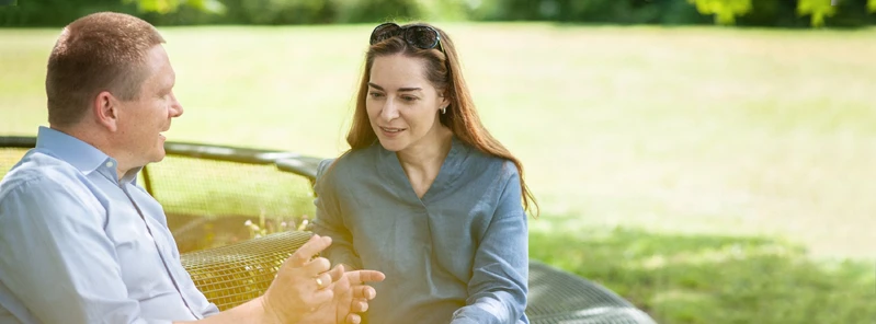 Zwei Personen drau&szlig;en, die sich unterhalten